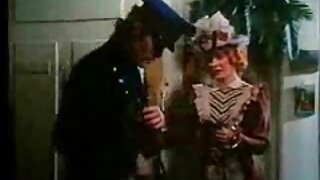 Քնկոտ բաց մազերով ճուտիկը Դունը հեծնում է Ֆերիսի կոշտ աքլորը