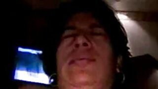 Գանգուր ռետրո շիկահերը հաճույքով պտտեցնում է աչքերը, մինչդեռ եղջյուրավոր տղան լիզում է իր փիսիկը