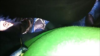 Գայթակղիչ մուգ մազերով ռումբը տալիս է ոտքերի աշխատանք և վայելում 69 սեքս