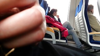 Փոքր կրծքազարդ կեղտոտ աղջիկը պատշաճ կերպով հարվածում է իր սրբանին և փիսիկը