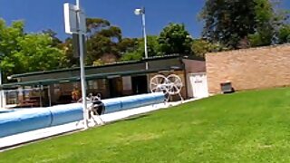 Վարպետ տղան նայում է Ռոքսան Հոլին, ստիպելով նրան լիզել իր էշը