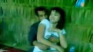 Կրքոտ ընկերուհին նստում է ընկերոջ դեմքին և փայլեցնում նրա կտրվածքը