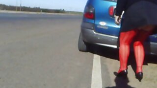 Կեղտոտ ցեխակույտ Liona-ն խոզանակով խցանում է իր վարդագույն թաց քադուկը