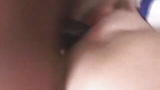 Նիհարիկ ընկերուհի Անա Ռոուզը լողավազանի կողքին քսվում և ծեծվում է