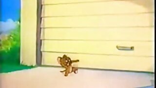 Ծնոտը ցած գցող գեղեցկուհին գլուխ է տալիս նախքան պինդ պիկերը գագաթին նստելը