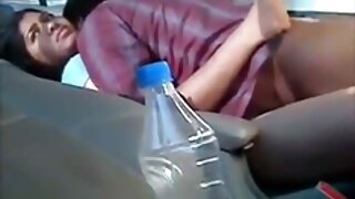 Պոռնիկ թխահեր գրասենյակային նիմֆոն մինետ է տալիս երկու հաջողակ տղամարդկանց դրսում