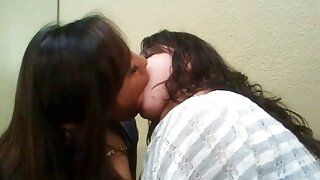 Շիկահեր սեքսուալ գեղեցկուհին մեծ կրծքերով տալիս է հաճելի BJ և ձեռքի աշխատանք