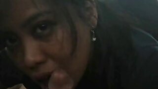 Նախանձախնդիր լավ ձևավորված երկար մազերով թխահերը մերկացնում է իր ցնցող կորերը