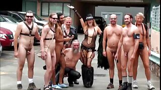 Թանկագին, շիկահեր մազերով, փոքրիկ կրծքերով աղջիկը նստում է սեղանի վրա