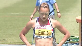 Մի ինքնահավան տղան վայելում է երկու ցանկասեր աղջիկներին