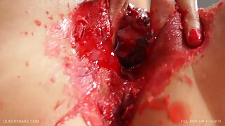 Horny tattooed bombshell ստանում է իր pussy fucked թռչող դիրքը