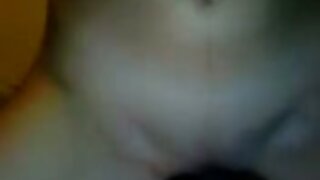 Համեղ իտալացի փոքրիկ Վալենտինա Նապպին կողքի մի տաքուկ փոքրիկի պարկ է տալիս