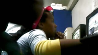 Տհաճ շիկահեր Քլոե Կուտյուրը սիրում է ուժեղ փչել առնանդամը մինչև անալոգային անալոգային հարվածը