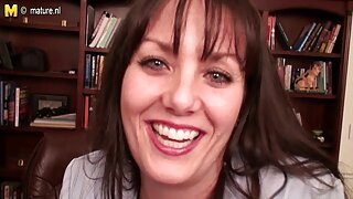 Գիր հետույքով սև վարդագույն մազերով գեղեցկուհին ծծում է իր գամասեղի քաղցր աքաղաղը