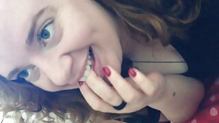 Շիկահերը արևայրուքով fucks իրեն իր շերտավոր ապակե դիլդոյով