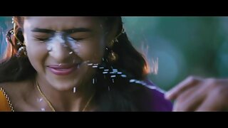 Մեծ կրծքերով բուռն քրքջացող շիկահեր գլուխը պատշաճ կերպով անալ է տալիս