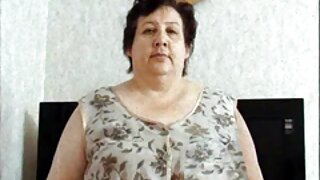 Գայթակղիչ փոքրիկ Փեյջ Օուենսը խաղալիք է անում, լիզում և ծաղրում իր քադիկին