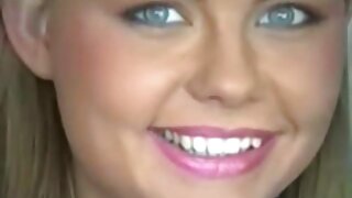 Գեղեցիկ շիկահեր Էմիլի Օսթինը կուլ է տալիս հաստ ձողն ու ծակվում լոգարանում հայելու առաջ