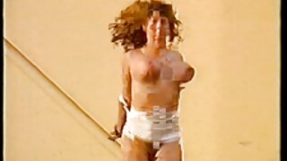 Հրաշալի թխահեր ընկերուհին ձեռնաշարժությամբ զբաղվում է լողափում և BJ է նվիրում