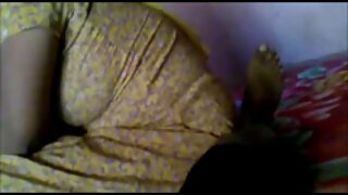 Սեքսուալ բարեկազմ և հաստաբուն թխահեր Սիլվին մերկանում է և ցատկում անկողնու վրա՝ մատը թոթափելու համար