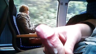 Պարզապես ապշեցուցիչ լավ ձևավորված գուլպաներով թխահեր փոքրիկը մեծ աքաղաղ է վարում