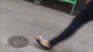 Բոլոր բնական գունատ թխահեր աղջիկը ցնցվում է և ծծում է ուժեղ ճարպակալած աքլորը սերմերի համար