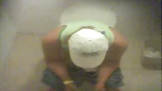 Սեքսուալ մարմնով պաշտելի ասիական միքսը ձեռնաշարժությամբ է զբաղվում երկու սեքս խաղալիքներով