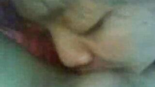 Անպիտան խորթ քույրը` Սառա Սեյթը, միաժամանակ մատանի և ձեռքի աշխատանք է տալիս