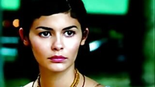 Բիկինիով դաջված միլֆ Քեյլա Գրինը ցցվում է մեծ կեղծ կրծքեր՝ շոգեխաշած փիսիկի հարվածի տեսարանից հետո