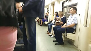 Գանգուր կարմրահեր ճուտիկը կուլ է տալիս կոկորդի մինետ տալուց հետո ճարպոտ ճարմանդը