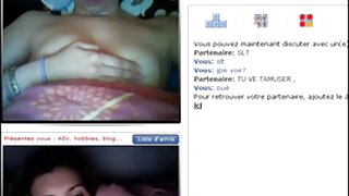 Գայթակղիչ գայթակղիչ փոքրիկ Արուեն Գոլդը հաճելի համեղ տեսք ունի սեքս-բողոքող GF-ի գեղեցիկ տեսքից