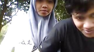 Թմբլիկ շիկահեր կանայք կիսում են մեկ հսկայական աքլոր