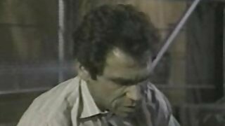 Խայտառակ շիկահեր փոքրիկը ժապավեններ է ինքն իրեն ծծում մեծ դիկին, ազդարարելով, որ դժվար է