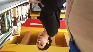 Աղվես թխահեր փոքրիկը ձմեռային մի երեկո փորձարկում է նոր վիբրատորը