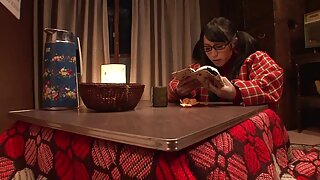 Սրամիտ ասիական միլֆը վայրի է դառնում և ծծում է գեր ուժեղ սև աքաղաղը ճարման համար