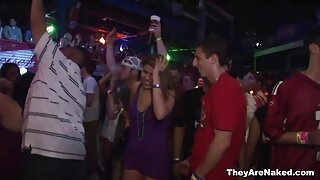 Խենթ փոքրիկ Նատաշա Նովոն առաջին անգամ է եռյակի սեքսով զբաղվում