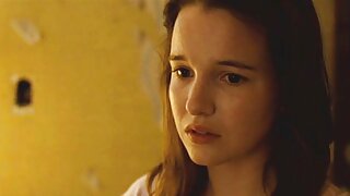 Երկու ծնոտ իջնող երեխաներ մերկանում և շոյում են մի ինքնահավան տղայի