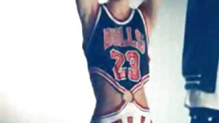 Ընկերը ջիզում է ծծելու ծծելու բուծված պոռնիկի վրա