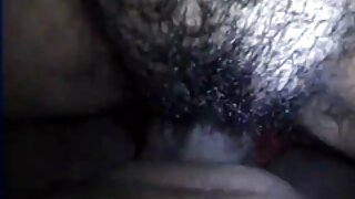 Քաղցր տեսք ունեցող թխահեր դեռահաս Ալիսիան՝ փոքրիկ կրծքերով, ձեռնաշարժությամբ զբաղված իր փիսիկով