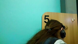 Զգացմունքային փոքրիկ Ալեքսիս Քրիսթալը լիզում է անվնաս գուլպաներով անվայել շիկահերի փիսիկը