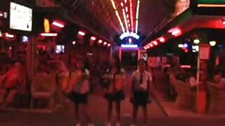 Ապշեցուցիչ թխահեր փոքրիկը սեքսուալ ներքնազգեստով Քիմբեր Լին ապշած է