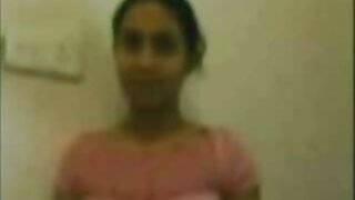 Բոքսոմ շիկահեր գլուխ Սինդի Հոուփը կռանում է սյան վրա, որպեսզի իրեն շնիկ շնիկեն